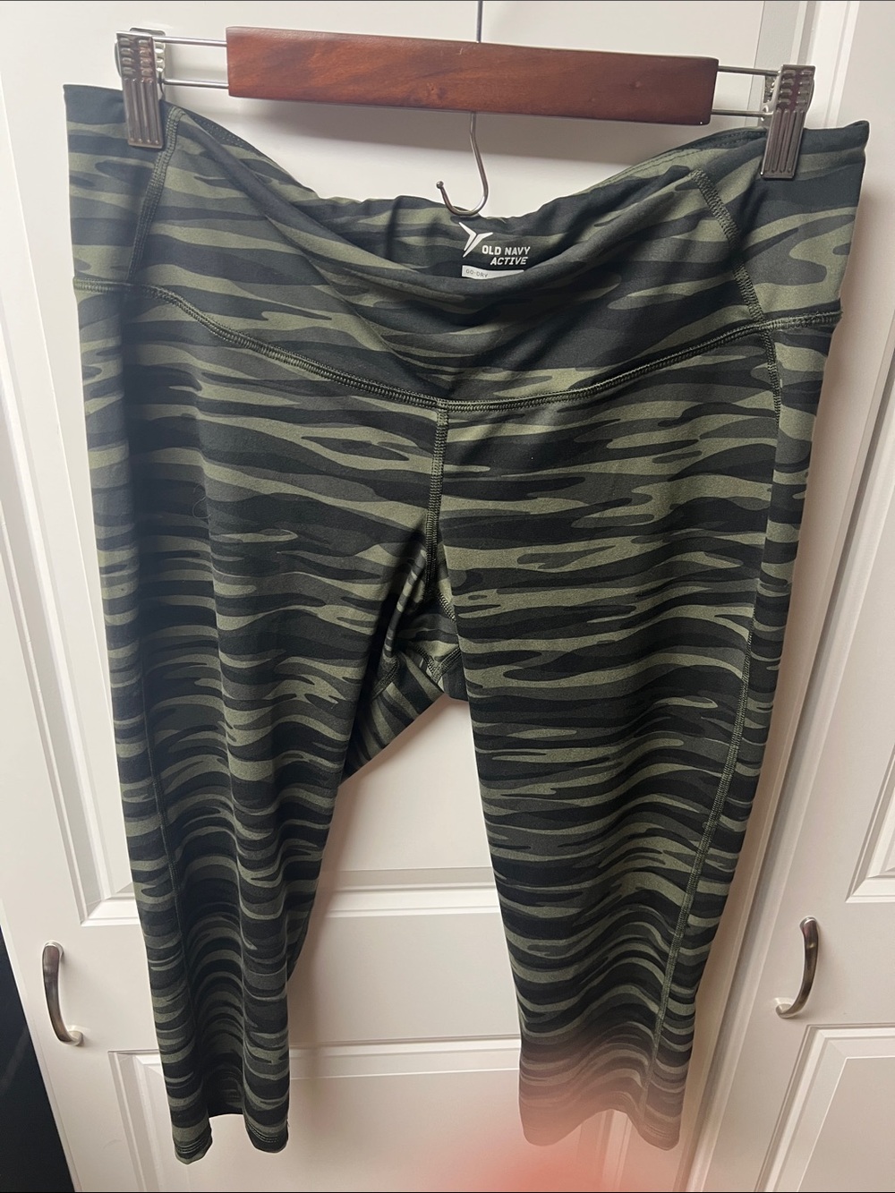 Old Navy Womens Olive Camo Capri Leggings, XL - Picture 3 of 4
